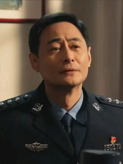 继续追剧《以法之名》
随着姜红军的被抓，他对所有的一切犯罪行为供认不讳。

拔出
