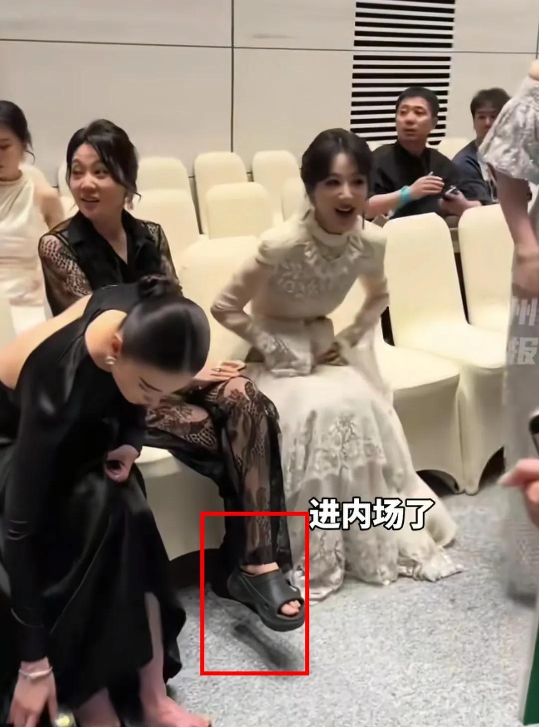 杨紫的美貌不吸引我
宋佳正在穿高跟鞋也没吸引到我
最吸引人的是闫妮，没想到她居然