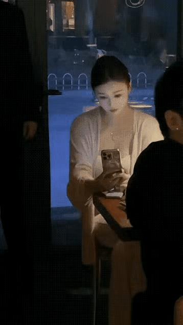 带着保镖出来吃饭，也不知道是哪个豪门～