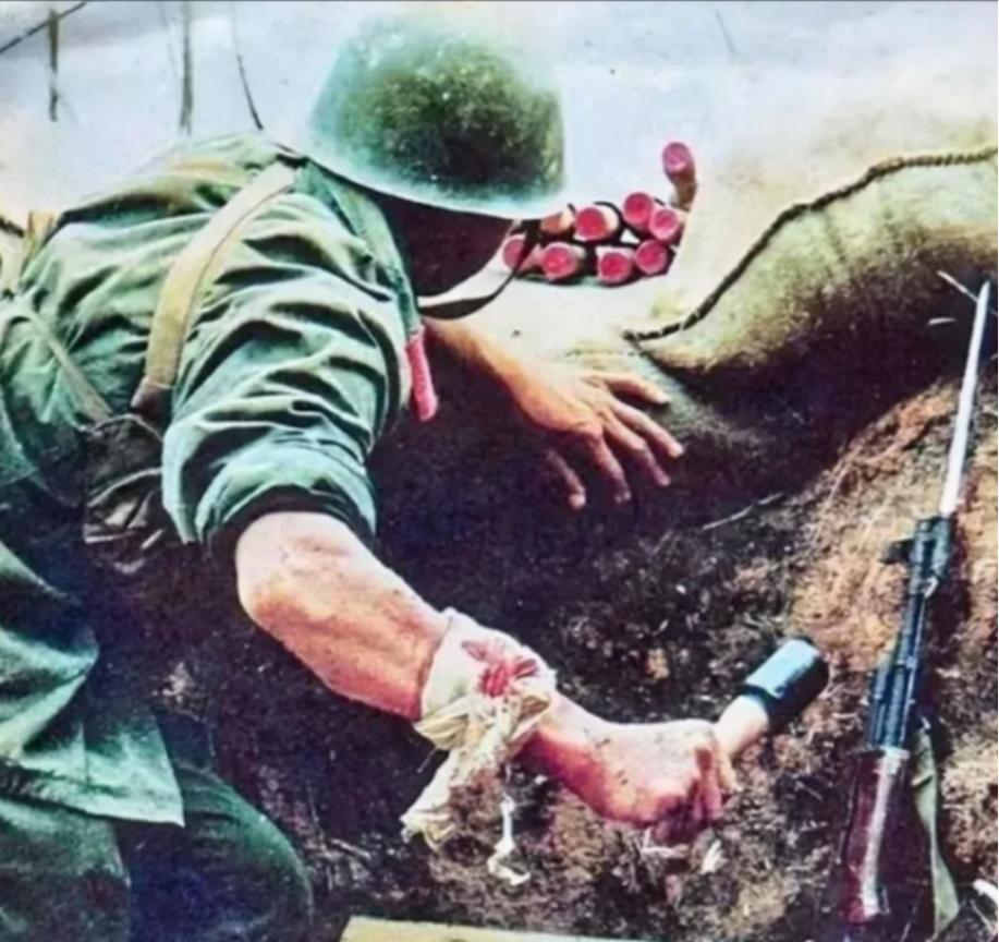 1984年老山战斗中，一名22岁的士兵误闯入了越军指挥所，当他进入山洞时，意外发