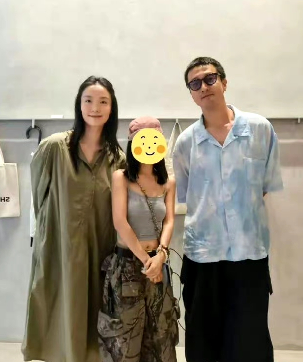 王传君身高一米八七，站在他身旁的妻子齐溪174cm，相差13cm的两人，看着竟然