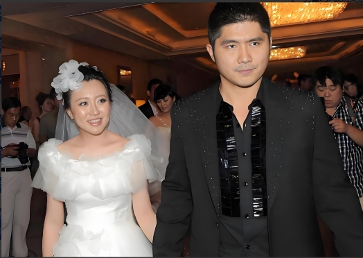 2012年，富豪总裁石磊对潘长江女儿一见钟情，更是豪掷3000万的法拉利疯狂示爱