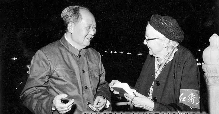 1946年，女记者斯特朗在采访毛主席时，将自己的私人物品全倒在了桌上，一旁的翻译