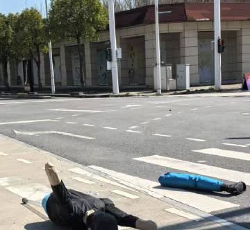 开场不到30分钟，我们的假人同学就已经支离破碎了？？？
假人（举手）：“我觉得