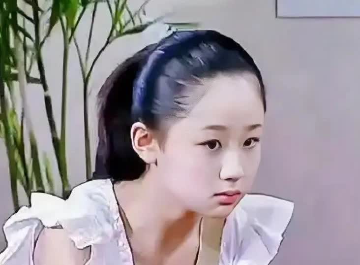 不知道为什么
那么多人都说杨紫整容啦
她可是大家从小看到大的国民闺女
从家