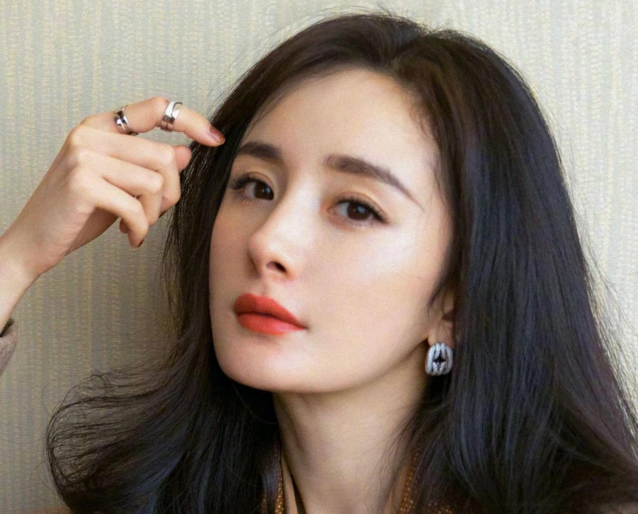 杨幂说，当年刘恺威和王鸥闹出“夜光剧本”，被蹲守的狗仔偷拍到并上传到网上，很快就