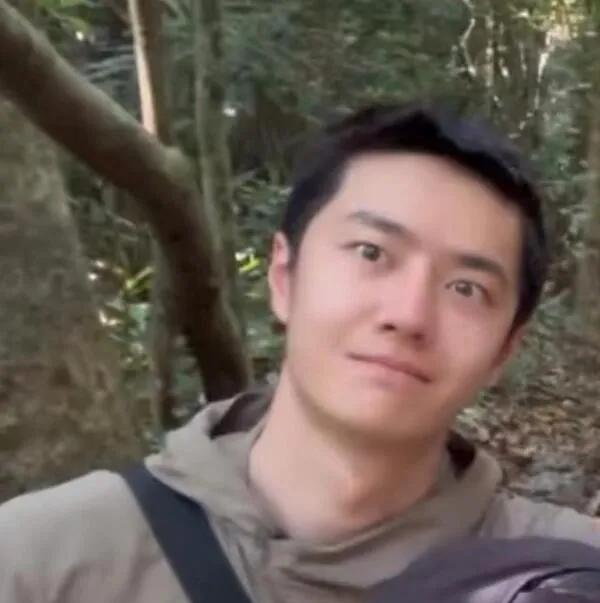 王一博野外素颜路透释出！网友疑惑：是保密协议到期了？
网友曝光王一博野外素颜路透