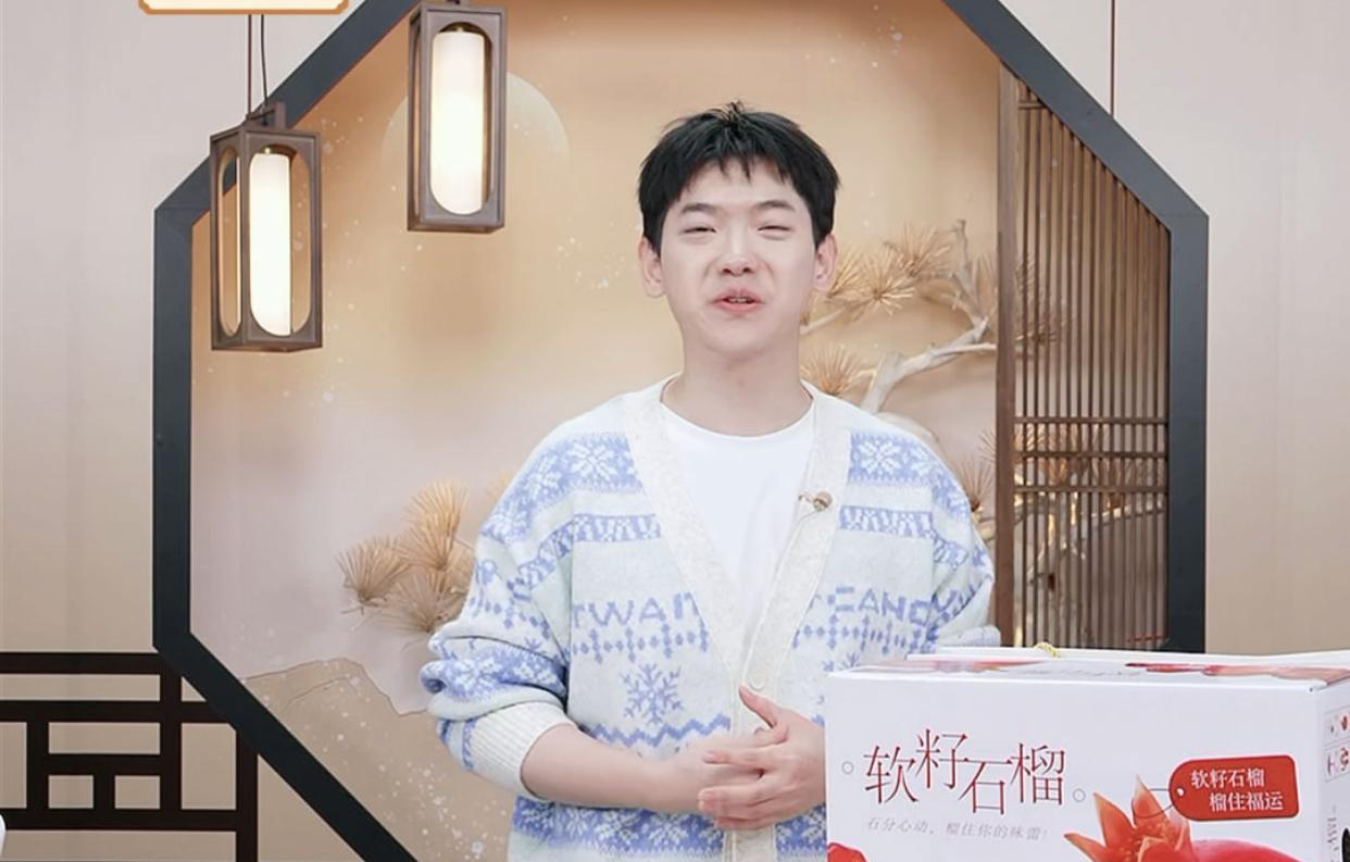 第一个把传熙叫奶熙的人
真是火眼金睛，确实越看越奶[耶]
这大中午的，孩子跟没睡