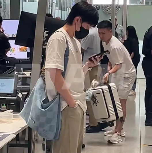 这谁能扛得住啊！
王楚钦的机场照流出，
再一次帅出新高度！
LV衣服和包包看腻了