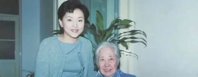 杨澜专访王光美，在一起，亲切交谈，笑容满面，举止温柔，合影留念，美好的回忆！