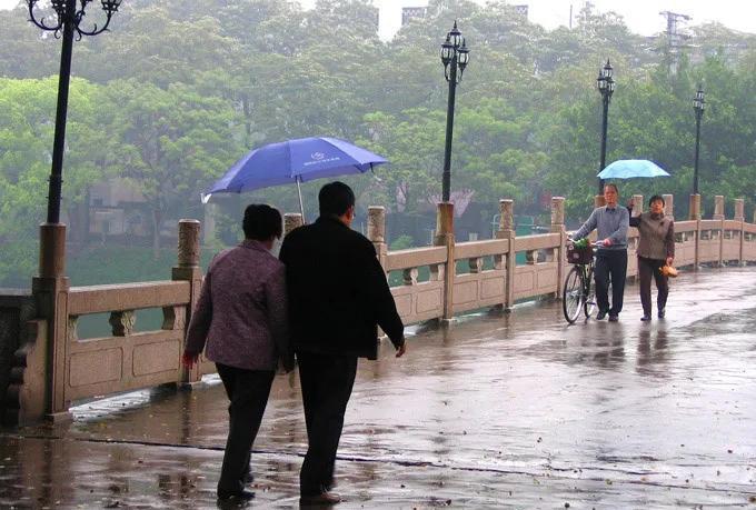 上联：相伴风雨路
下联：？