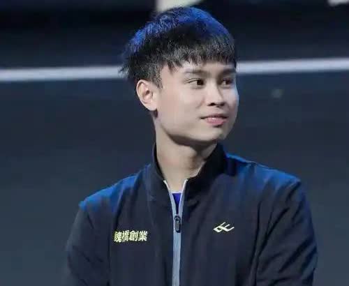 【周启豪还是缺一点冠军相，男单决赛败给了日本选手】周启豪先失两局，然后又连扳两局
