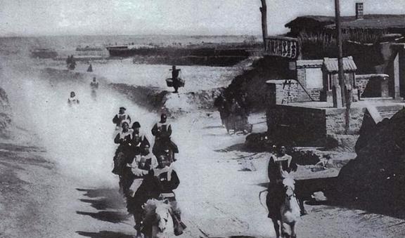 1944年11月，匪首宋殿元带着手下来到一个小村庄，见到有个妇人颇具姿色，命手下