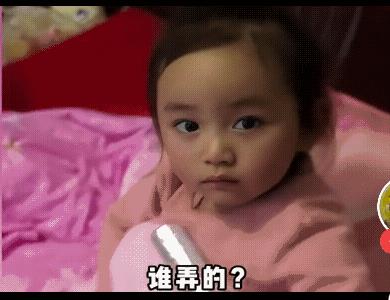 小女孩在妈妈的面前，一本正经的说“实说”，前途无量。从小看大，她长大上班能应付工