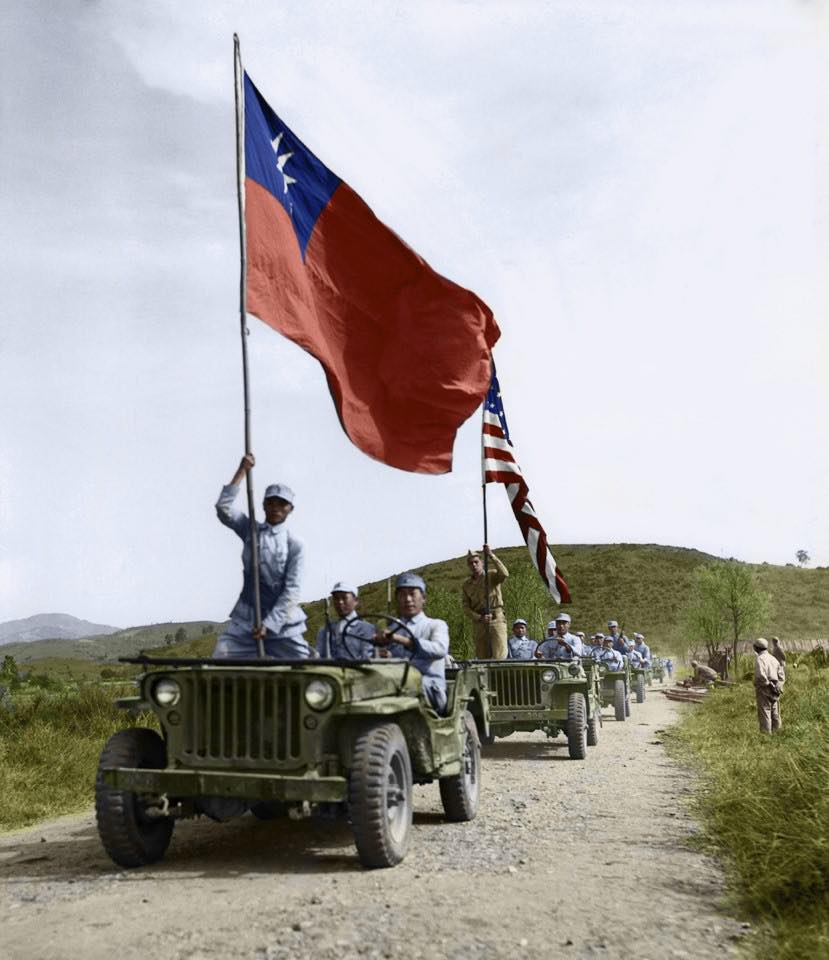 1944年11月，在滇西战役的背景下，中美联军的吉普车行进在龙陵的土路上。打头的