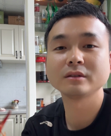 不少网友关心卜憨憨给没给天天帮忙出摊的大姐分成，今天归云在直播间问了三次，卜同学