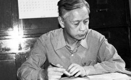 1959年，他瞒着妻子，偷偷把一管不明液体，灌进不满周岁的儿子嘴里，看着儿子对他
