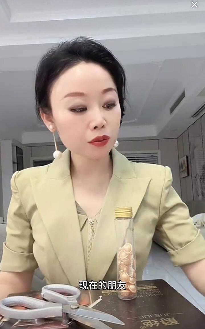 其实草帽姐生活当中也没有几个朋友的。哪有几个朋友？现在的朋友不敢交那么多朋友，平