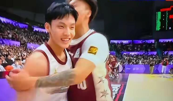 徐杰获得技巧挑战赛的冠军后，余嘉豪开心地笑了起来，大家都替徐杰开心！来到东北后，