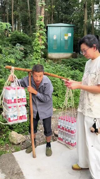 两名女子在九华山爬山时偶遇一位干了几十年的挑山工大叔。
当时这位大叔挑了四大包纯