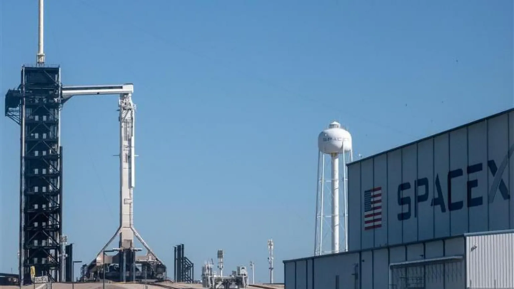 SpaceX 发射推迟，滞留宇航员何时能回家