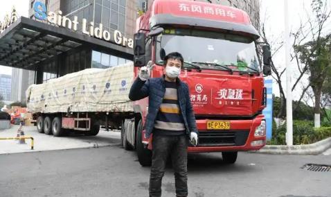 2022年，成都，1卡车司机正在仓库门口等送货，迷迷糊糊睡着了，突然传来一阵刺耳