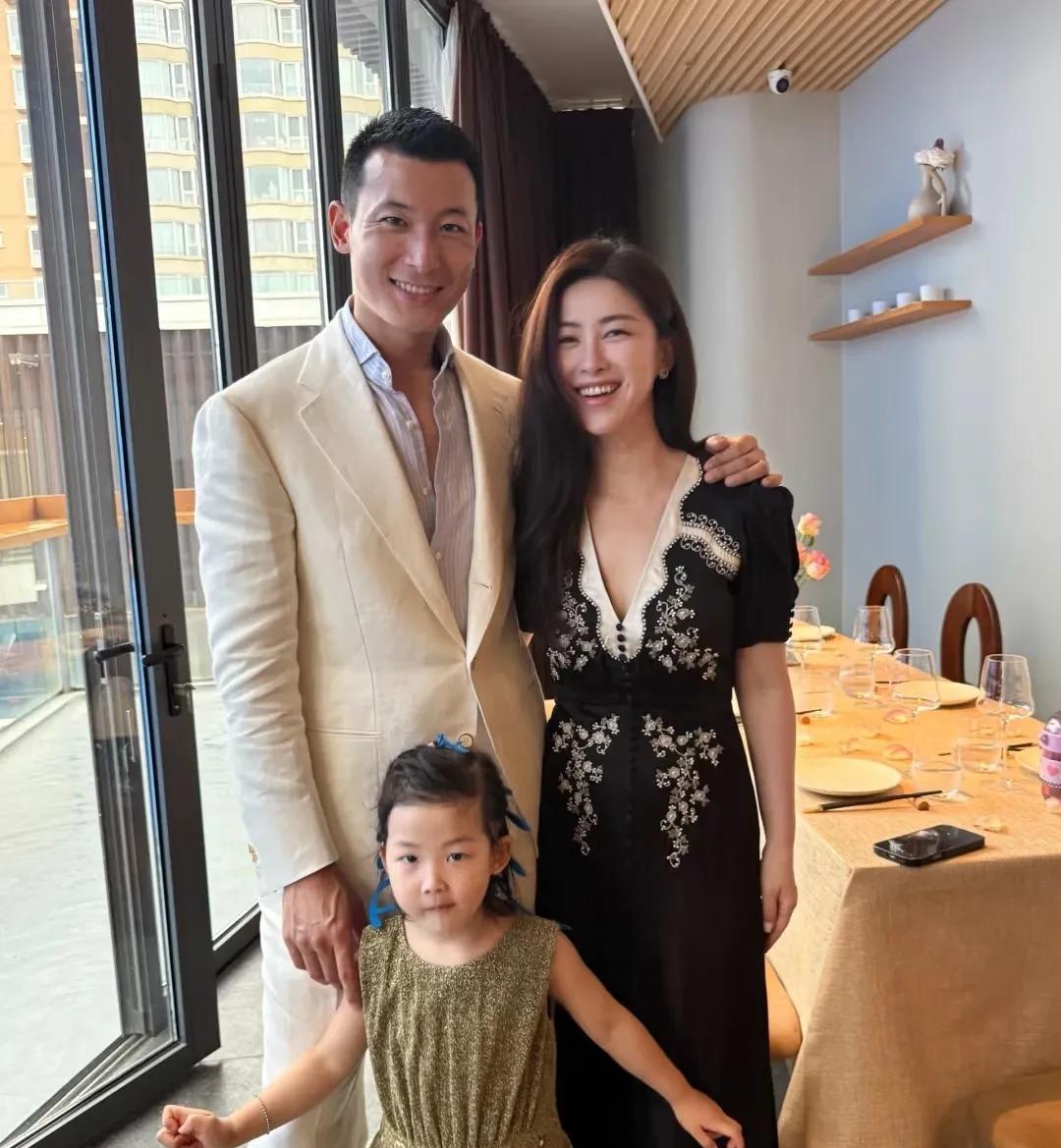 真心建议朱珠
再生一个儿子
朱珠女儿没有遗传妈妈的美貌。
从基因概率来说
女儿的