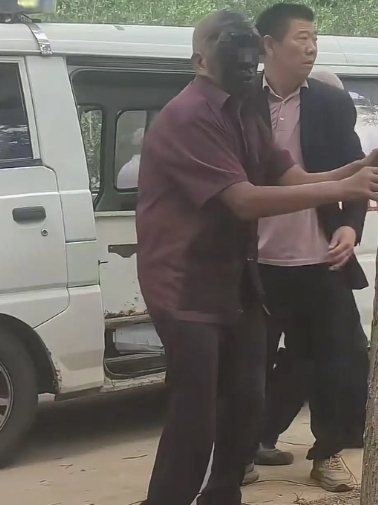 太可怜了！河南一百岁老人过大寿放爆竹庆祝，而一位靠捡废品为生的7旬老人，捡拾烟花