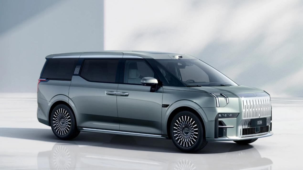 90后新人演员选保姆车：丰田埃尔法对比极氪009 ，该选谁？