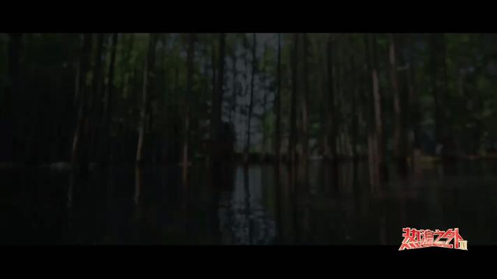 62岁的叶童参加了《热浪之外》节目，与主持人畅聊诸多真心话。
有人觉得她的白发不
