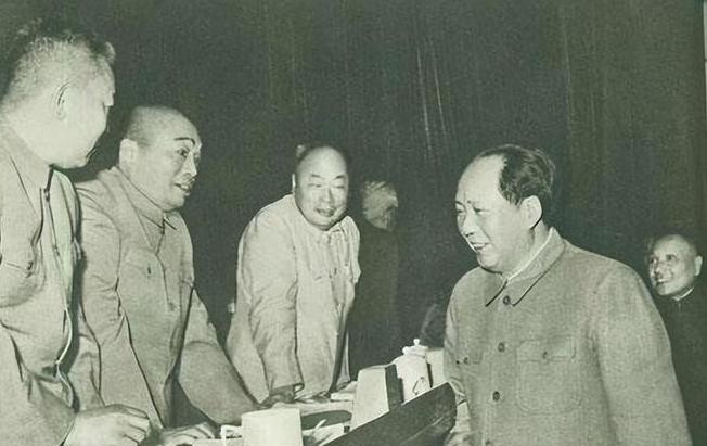 彭德怀被下放到西南，与老船工摆龙门阵，因三十块钱一包烟受指责
庐山大会一闹腾，彭