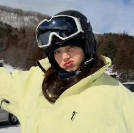 Lisa不愧是LV三公子的女友
晒完滑雪照以后，还在社交平台高调的招聘起了滑雪教