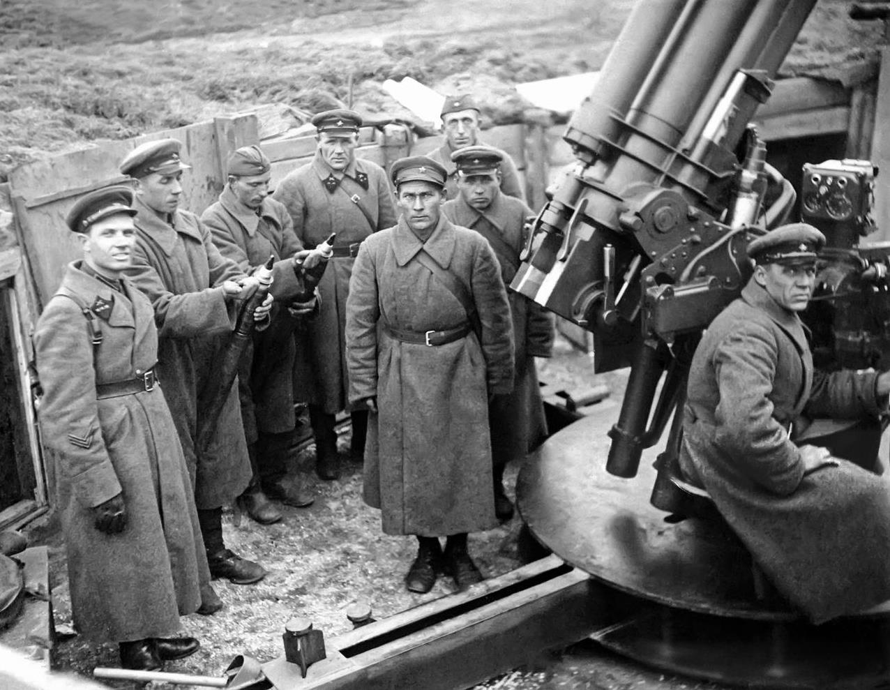 1941年，苏军第864防空炮兵团第16连的官兵在阵地上操纵一门M1939型（5