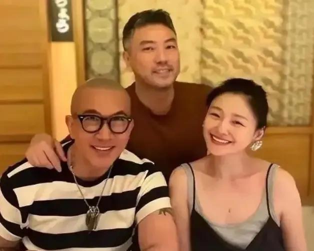 具俊晔口碑两级反转，这边网友偶遇他守在大s墓地前看流星花园，感叹欧巴是个长情的丈