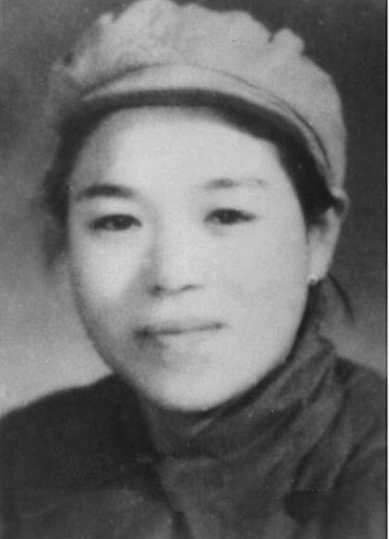 1945年日本战败以后，驻中国东北关东军陆军野战医院院长挥着军刀，用刀尖顶在护士