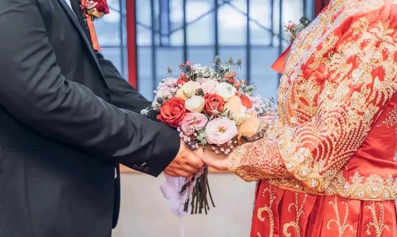 接亲现场新娘竟然自己堵门 接亲现场，新娘居然亲自堵门，这可真是件新鲜事儿。
在传