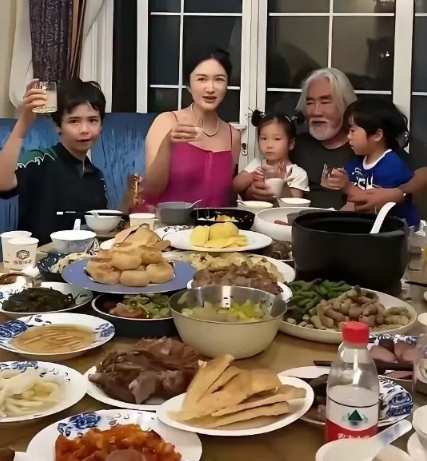 著名导演张纪中一家的生活质量堪称高大上，每天都是锦衣玉食，美味佳肴，简直就像“满
