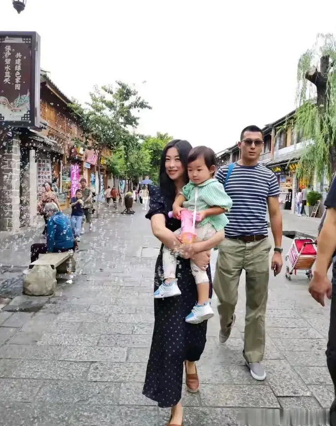 怪不得她的女儿长得一般，
因为她自己就做医美了，
她应该是娱乐圈中最成功的一个吧