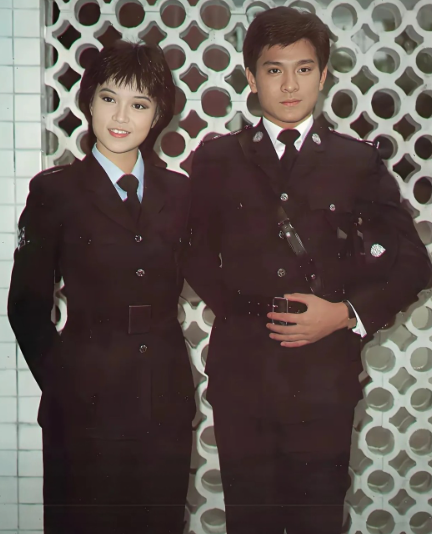 那时的刘德华真是目若朗星，气宇不凡，英姿昂昂！而左边这位美女是谁？细眉飞扬，朱唇