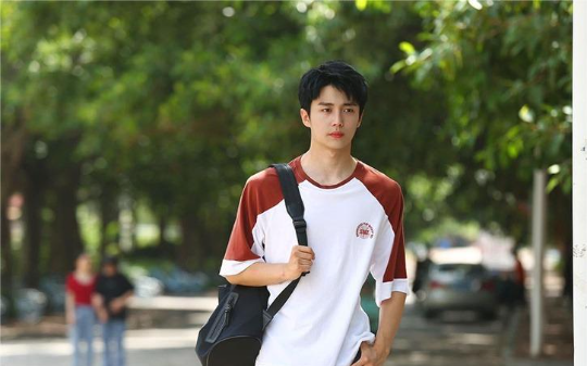 新来的舍友总是凌晨三点吃东西，我发帖吐槽，神秘人回复：兴许是在偷偷吃人呢！