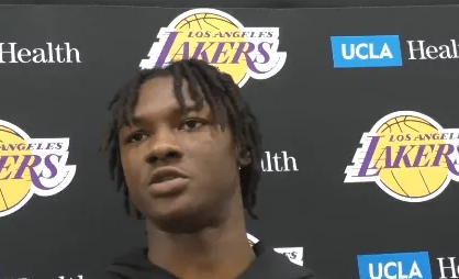 NBA常规赛，湖人对阵国王的比赛即将开始。
赛前，湖人球员阿杜-蒂耶罗接受媒体采