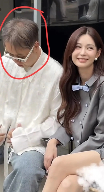 杜海涛告诉所有男人一个道理，
可以长得丑，也可以长得胖，
这些都不影响找年轻漂亮
