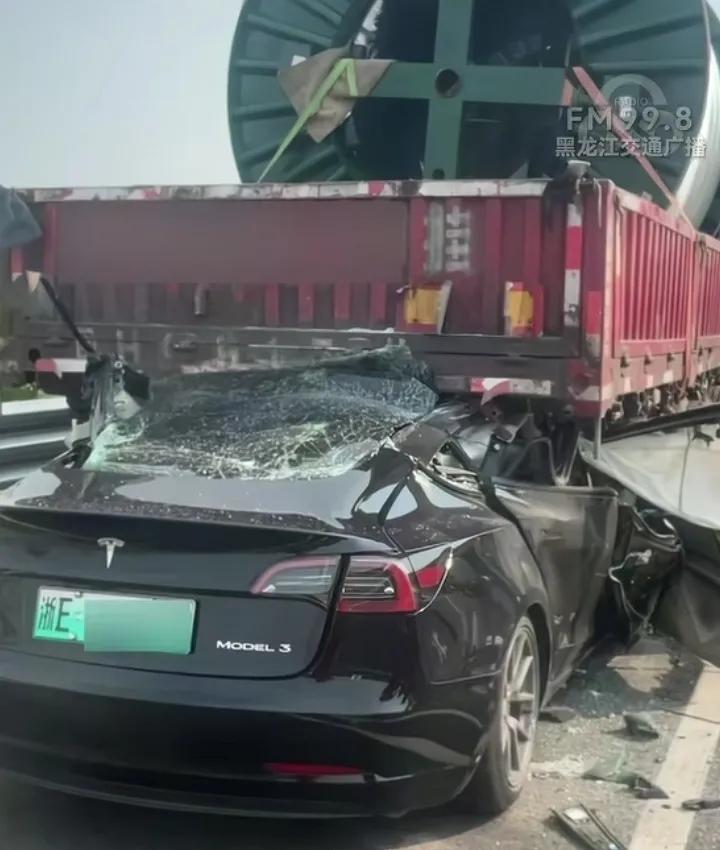 特斯拉不该发生这种事故，难道车载雷达没检测到前方是大货车吗？作为世界上最先进的智