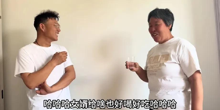 小红老妈第1次来楼房，很开心。
云飞是有福之人呀，真的少奋斗多少年很宽敞的楼房。