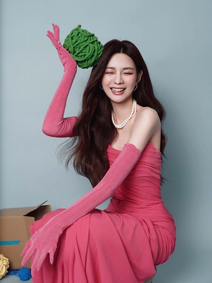 从“洗碗手套”到舞台焦点，沈梦辰完成了一次精彩的时尚解构。她证明了：美没有标准答