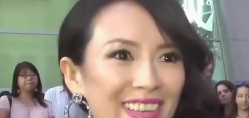 不知怎的，章子怡说英语，摇头晃脑的！章子怡早期，在海外机场接受英语采访！
展现