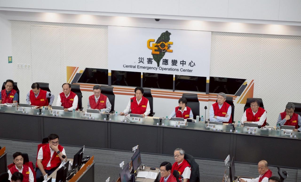 中国台湾省，此人近况照片：来到灾害应变中心，听取各单位防台风简报。
时间是7月6