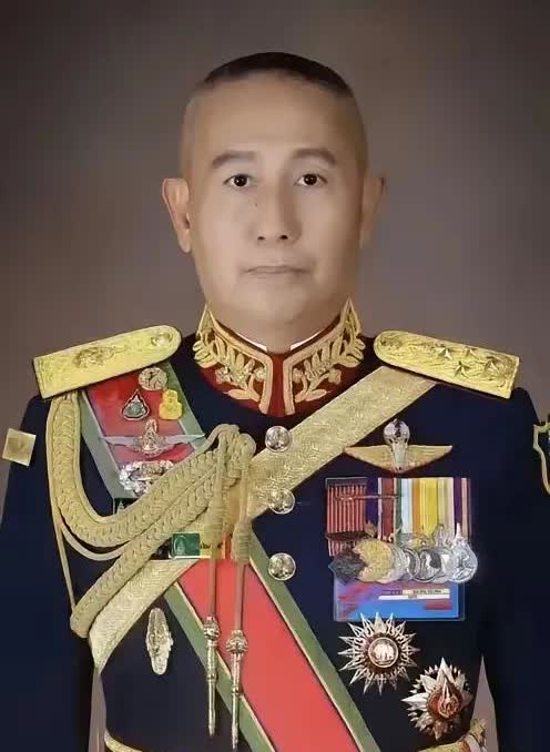 就在刚刚
泰国军方宣布了
7月27日，泰国军方公开说停火有条件：必须柬埔寨先