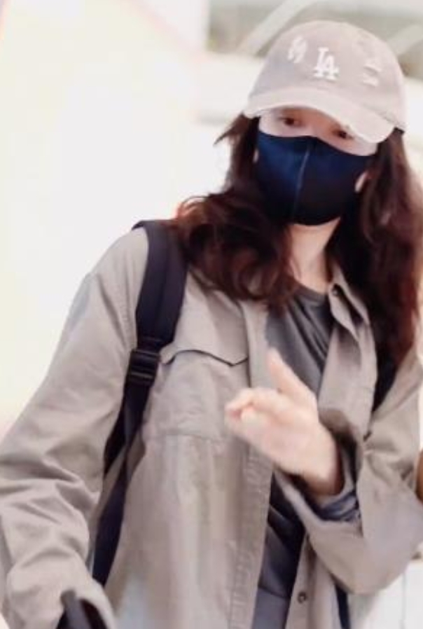 今天宋佳现身深圳机场，她这回搭配的很有高级感，气质也不错。

宋佳里面穿深灰色T