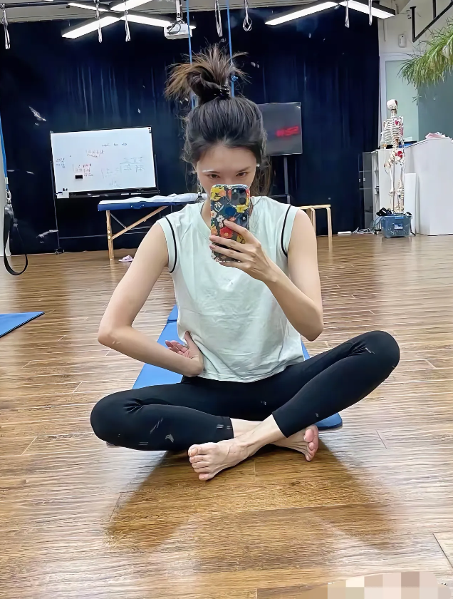 江疏影，168cm，光脚盘腿坐在地上，对镜子玩自拍！